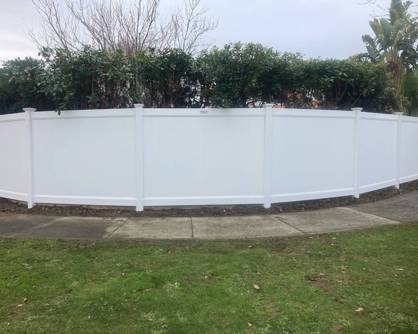 PVC Full Privacy fence - built on a curve. (supplier POLVIN)